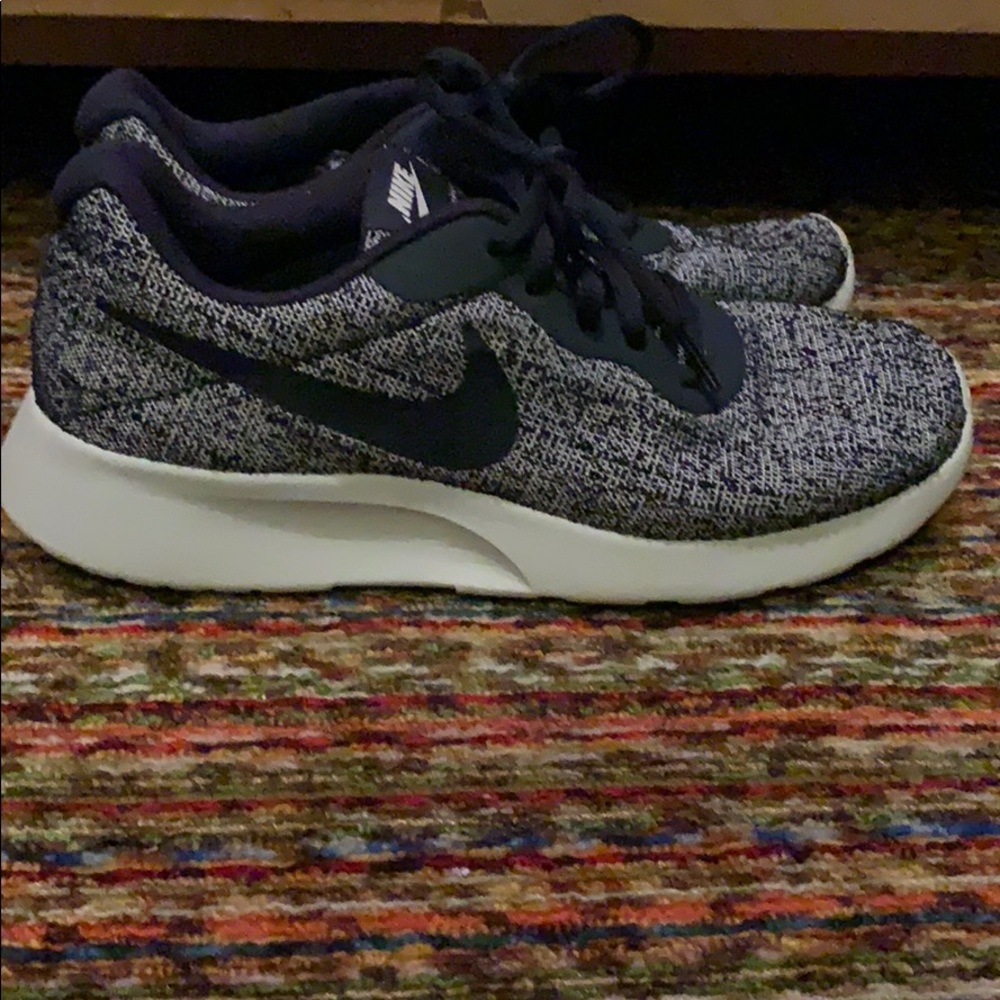 nike athletic tennis shoes